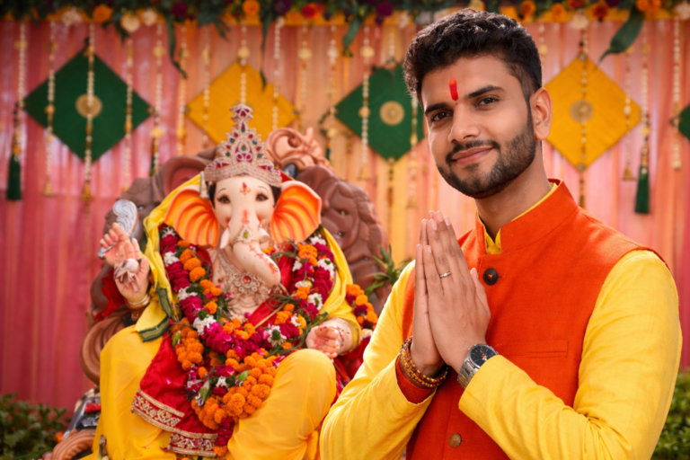 Pandit Bijnesh Shastri performed Ganesh Murti Sthapna